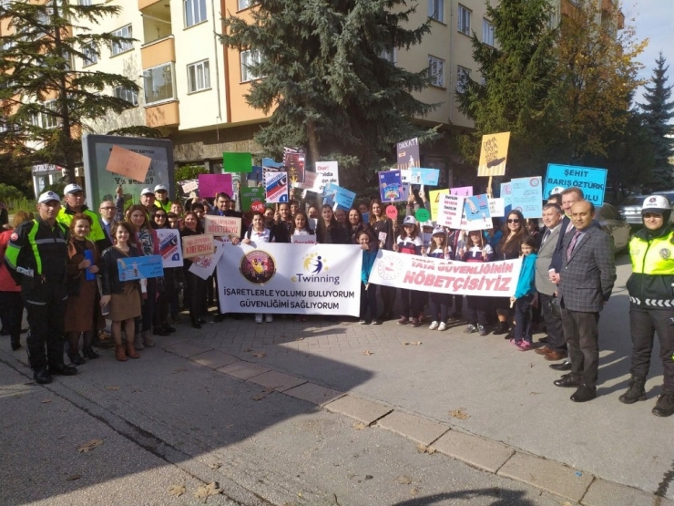 Öğrenciler Ve Öğretmenleri Yaya Önceliğine Dikkat Çekti