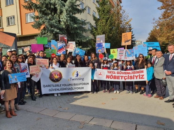 Öğrenciler Ve Öğretmenleri Yaya Önceliğine Dikkat Çekti