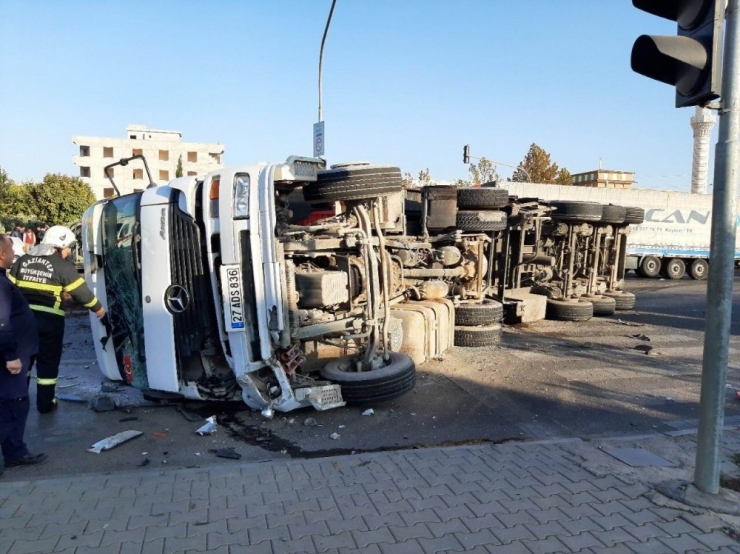 Kamyon Devrildi, Kasasındaki Çeltik Yola Saçıldı: 1 Yaralı