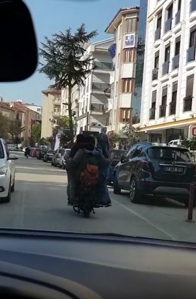 Elektrikli Bisiklete 5 Kişi Binen Aile ’Pes’ Dedirtti