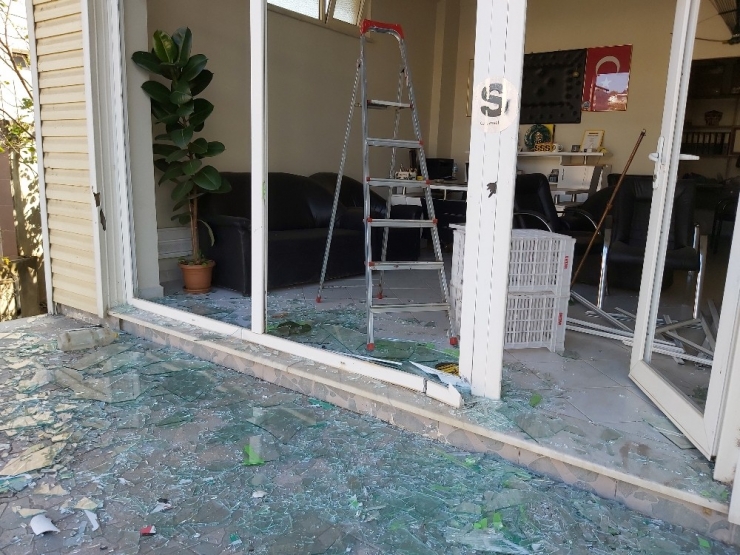 Önce Dondurmacının Motosikletine Çarptı, Sonra Dükkana Girdi