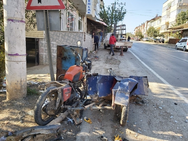 Önce Dondurmacının Motosikletine Çarptı, Sonra Dükkana Girdi