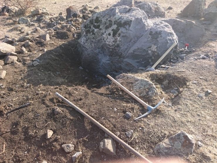 Kağızman’da Defineciler Suçüstü Yakalandı