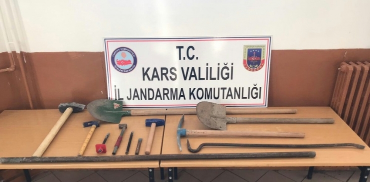 Kağızman’da Defineciler Suçüstü Yakalandı
