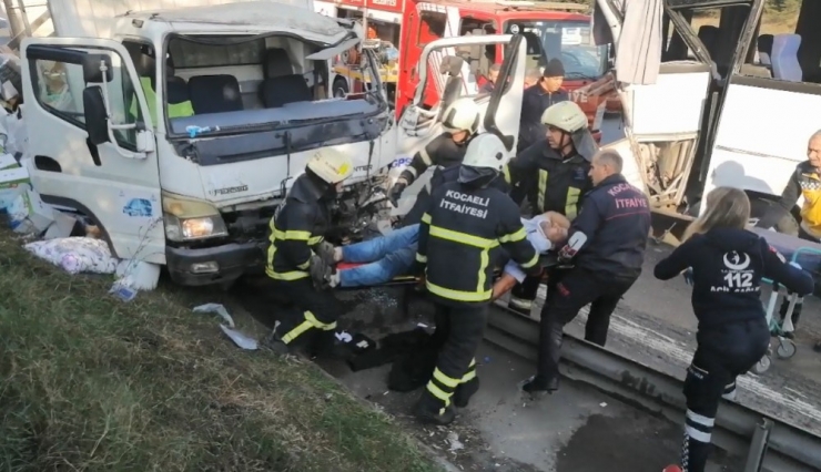 Kocaeli Tem’de Turistleri Taşıyan Midibüse Kamyonet Çarptı: 2’si Ağır 5 Yaralı
