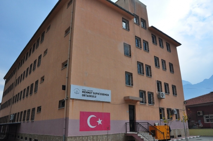 Okulun Paratoner Kablolarını Söküp Yakarken Yakalandılar