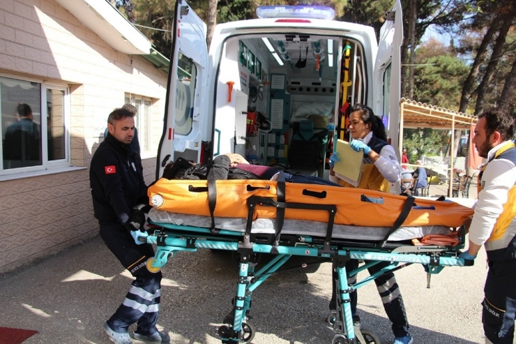 Motosikletle Otomobil Kafa Kafaya Çarpıştı: 1 Yaralı