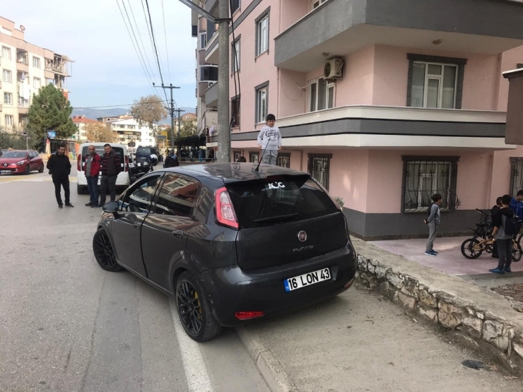 Otomobil Kaldırımda Yürüyen Yayaya Çarptı