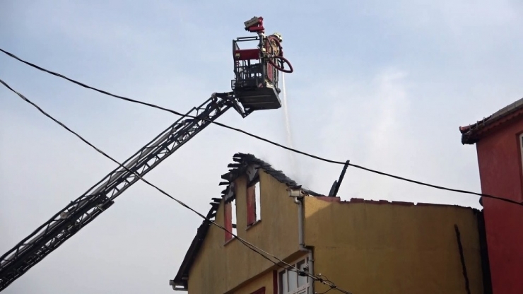 Pendik’te Bir Binanın Çatısı Alevlere Teslim Oldu. Binada Mahsur Kalan Engelli Bir Kadın İtfaiye Tarafından Kurtarılırken Bir Kişi Dumandan Etkilendi. Yangın Müdahale Sonucu Söndürüldü.