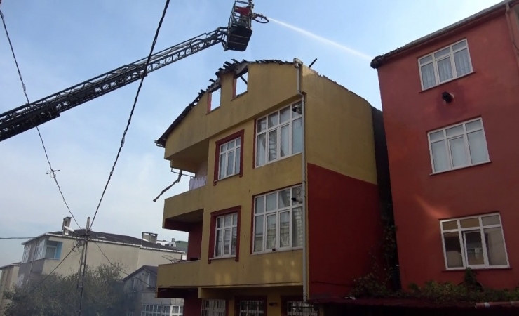 Pendik’te Bir Binanın Çatısı Alevlere Teslim Oldu. Binada Mahsur Kalan Engelli Bir Kadın İtfaiye Tarafından Kurtarılırken Bir Kişi Dumandan Etkilendi. Yangın Müdahale Sonucu Söndürüldü.