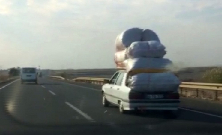 Otomobil Üzerinde Kamyonet Yükü Taşıdılar