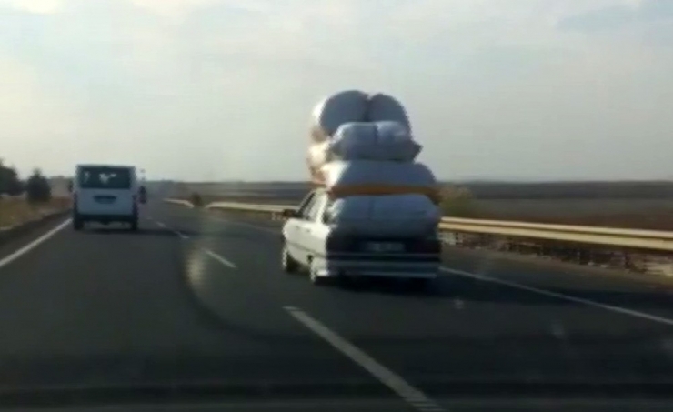 Otomobil Üzerinde Kamyonet Yükü Taşıdılar