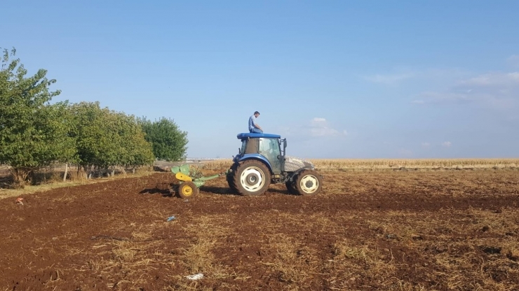 Şanlıurfalı Çiftçi Traktör Üzerinde Namaz Kıldı