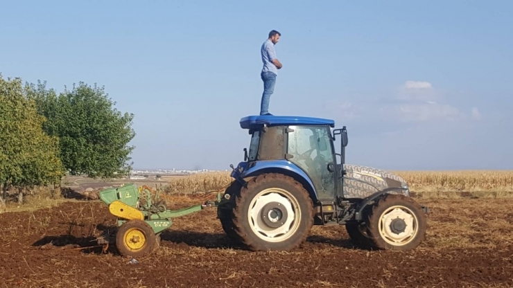Şanlıurfalı Çiftçi Traktör Üzerinde Namaz Kıldı