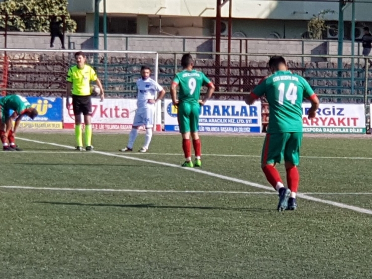 Cizre’de Amatör Maçta Şiddet, Yerde Yatan Futbolcunun Kafasına Tekme