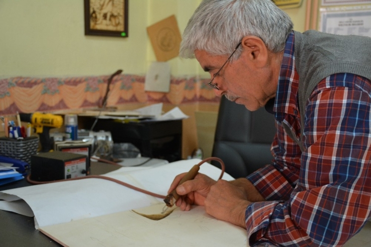 Ağacı Yakarak Sanat Eserine Dönüştürüyor