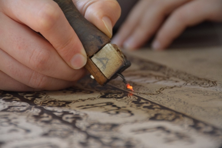 Ağacı Yakarak Sanat Eserine Dönüştürüyor