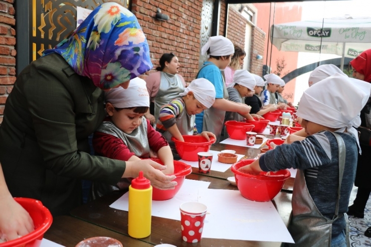 Minikler Bilgisayar Oyunu Yerine Hamur Yoğurup, Pizza Yaptı