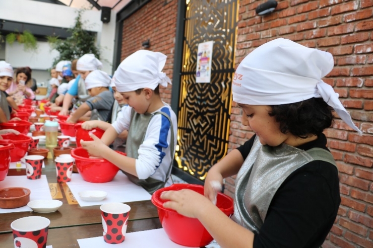 Minikler Bilgisayar Oyunu Yerine Hamur Yoğurup, Pizza Yaptı