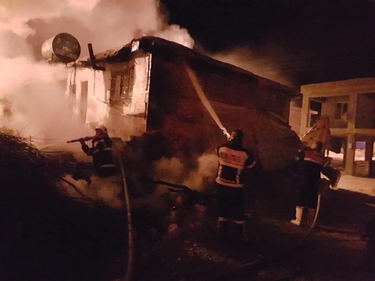 Odunlukta Çıkan Yangın Korkuttu