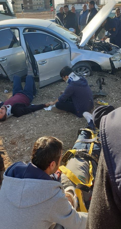 Otomobil Refüje Çarpıp Takla Attı: 3 Yaralı