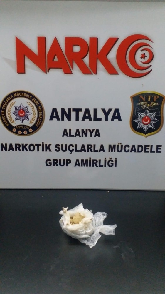 Alanya’da Eroini Yere Atıp Kaçmaya Çalışan Şüpheli Yakalandı