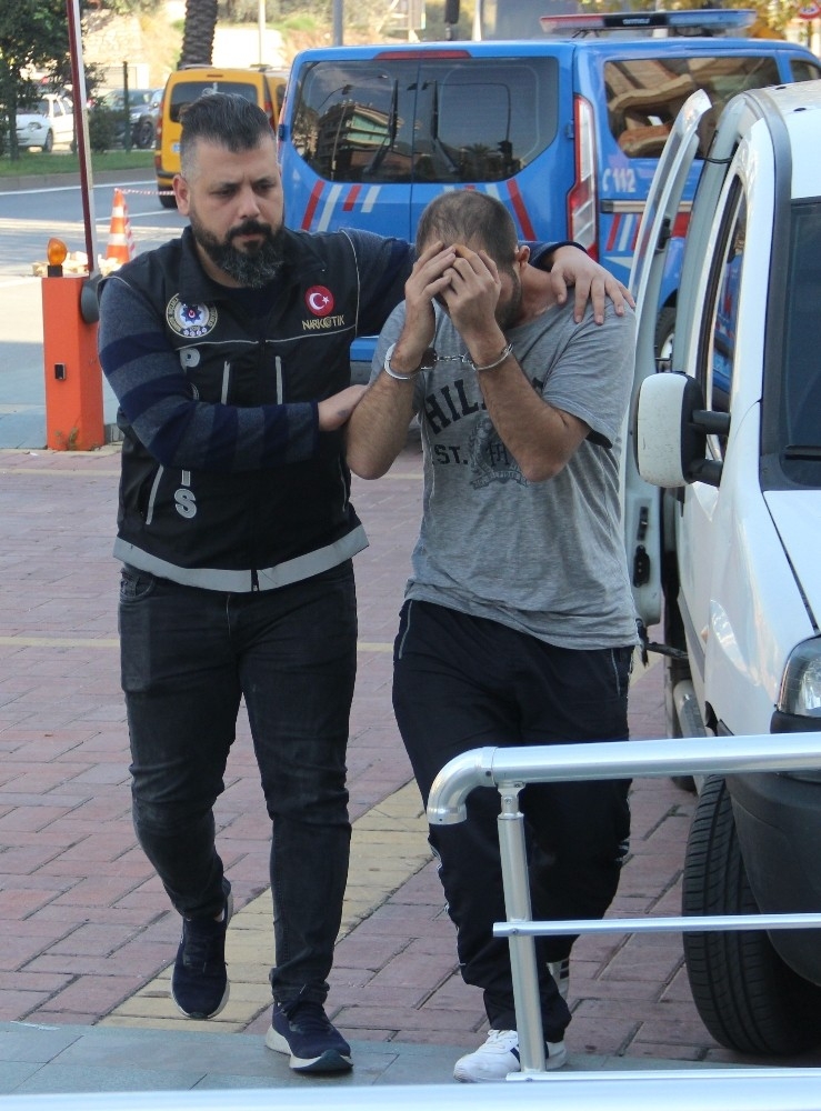 Alanya’da Eroini Yere Atıp Kaçmaya Çalışan Şüpheli Yakalandı