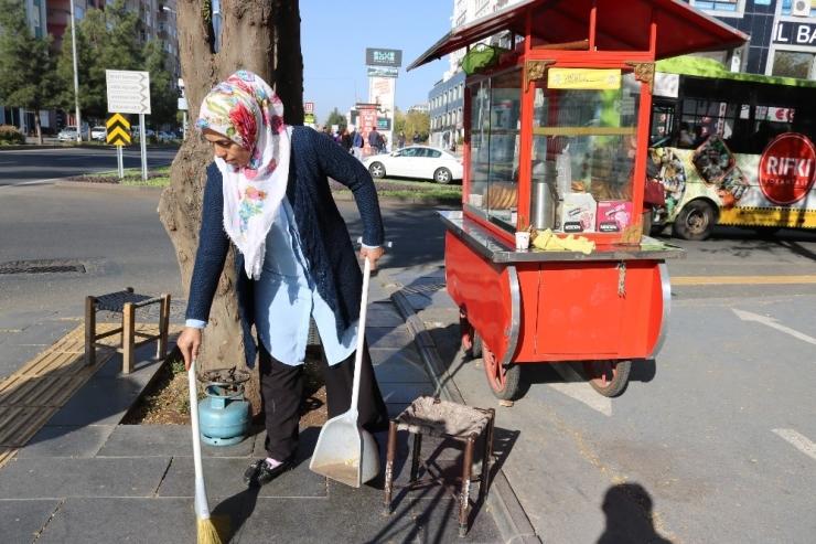 Çocuklarını Okutmak İçin Simit Satıyor