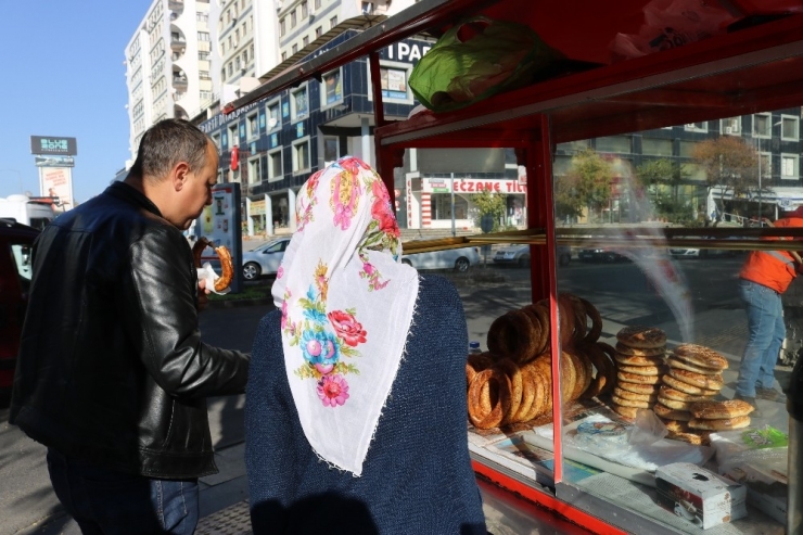 Çocuklarını Okutmak İçin Simit Satıyor