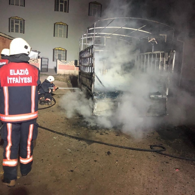 Elazığ’da Kamyonet Yangını