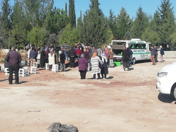 Kocasıyla Öldürülen Kadın Toprağa Verildi