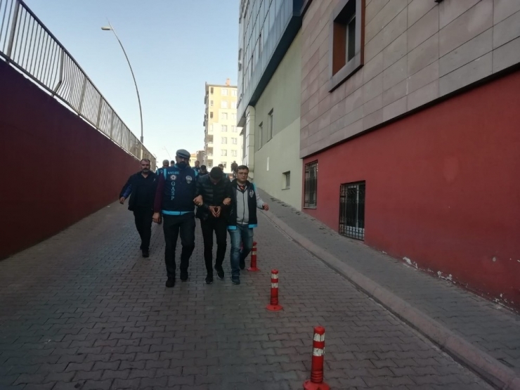 Maske Takarak Girdikleri Bağ Evinden 10 Bin Lira Gasp Eden 4 Kişi Yakalandı