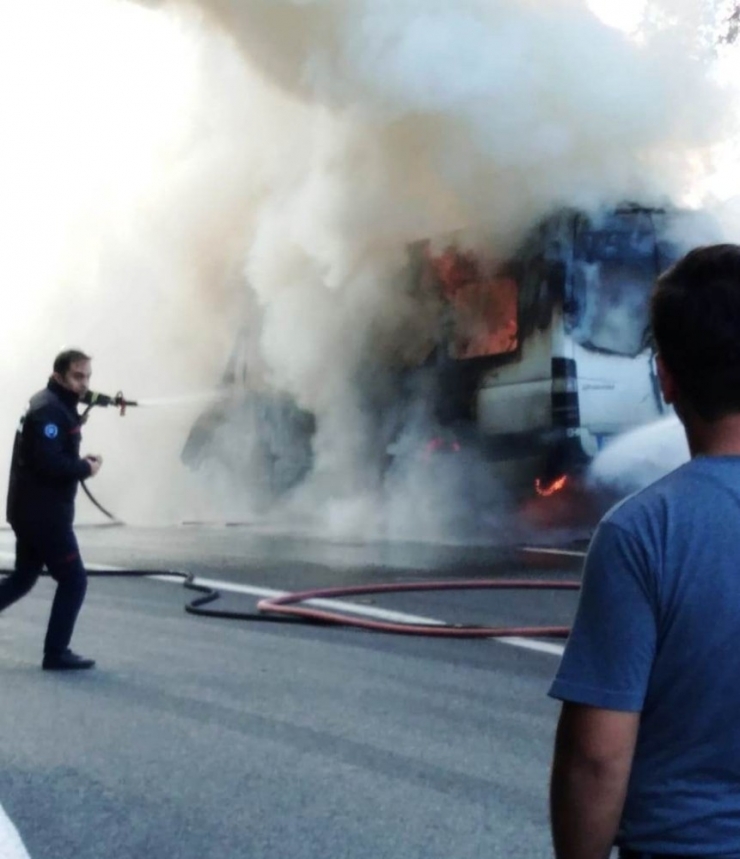 Dolmuş Minibüs Alevlere Teslim Oldu