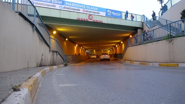 Pendik’te Beton Mikserinin Altgeçide Sıkıştığı Anlar Kamerada