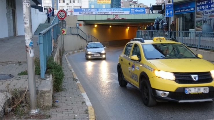 Pendik’te Beton Mikserinin Altgeçide Sıkıştığı Anlar Kamerada