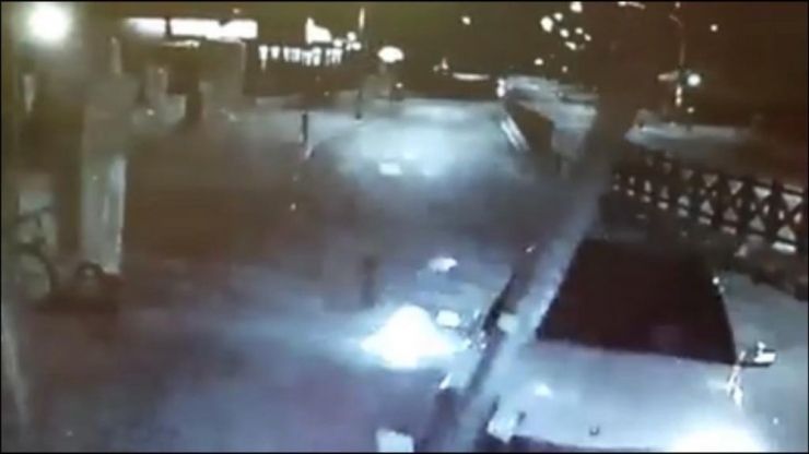 Uyuyan Sürücü Aydınlatma Direğini Devirdi