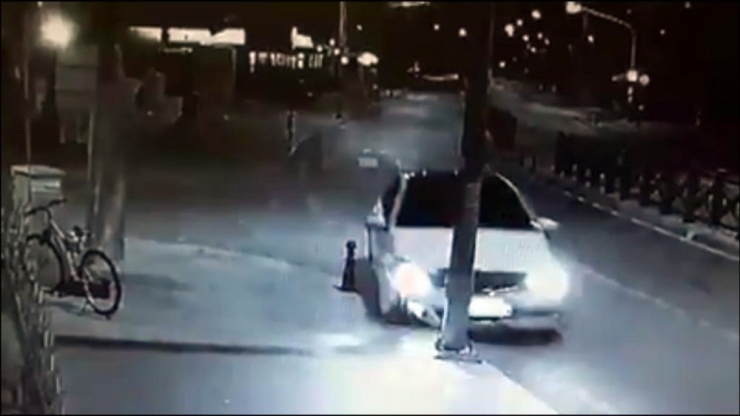 Uyuyan Sürücü Aydınlatma Direğini Devirdi