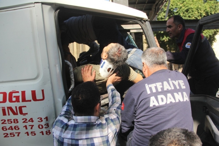 Baba Oğul Direğe Çarpan Çekicide Sıkıştı