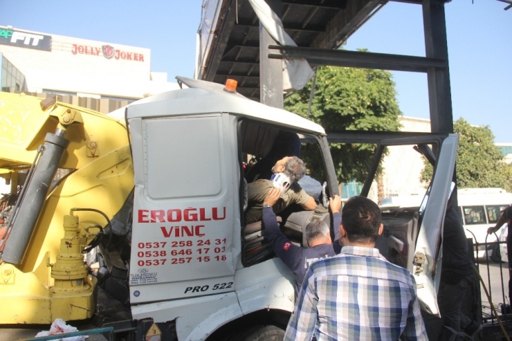 Baba Oğul Direğe Çarpan Çekicide Sıkıştı