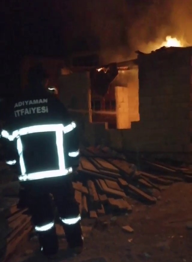 Baraka Üzerindeki Tahtalar Yandı