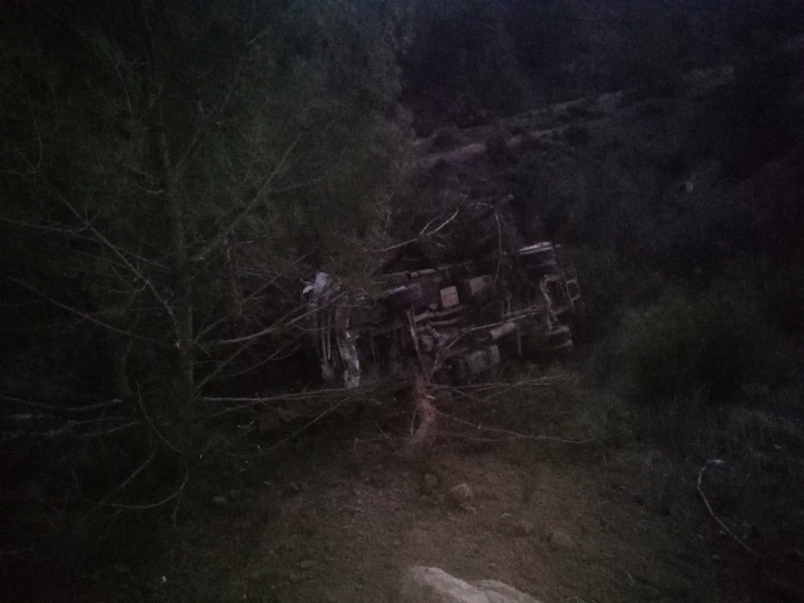 Tekeri Patlayan Kamyonet Takla Atıp Şarampole Uçtu