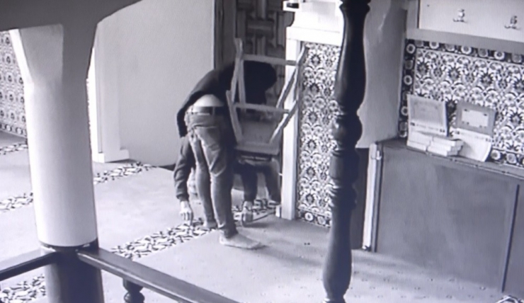 Önce Dua Ettiler, Sonra Kapıyı Kırıp Camiyi Soydular