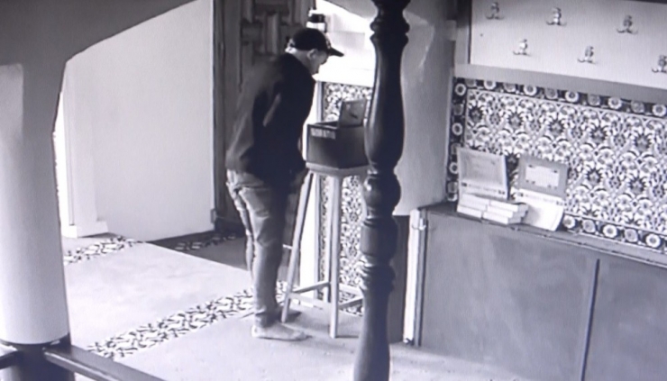 Önce Dua Ettiler, Sonra Kapıyı Kırıp Camiyi Soydular