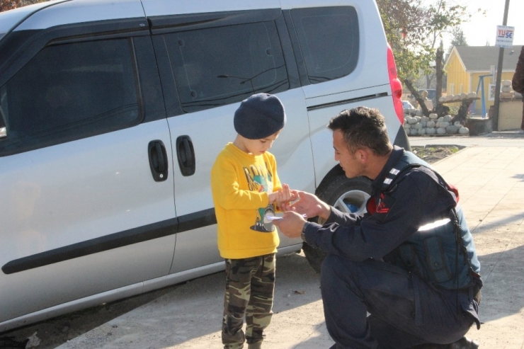 Kazada Annesi Yaralanan Çocuğu Jandarma Teselli Etti