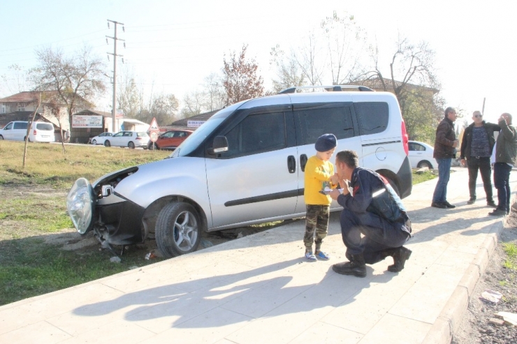 Kazada Annesi Yaralanan Çocuğu Jandarma Teselli Etti