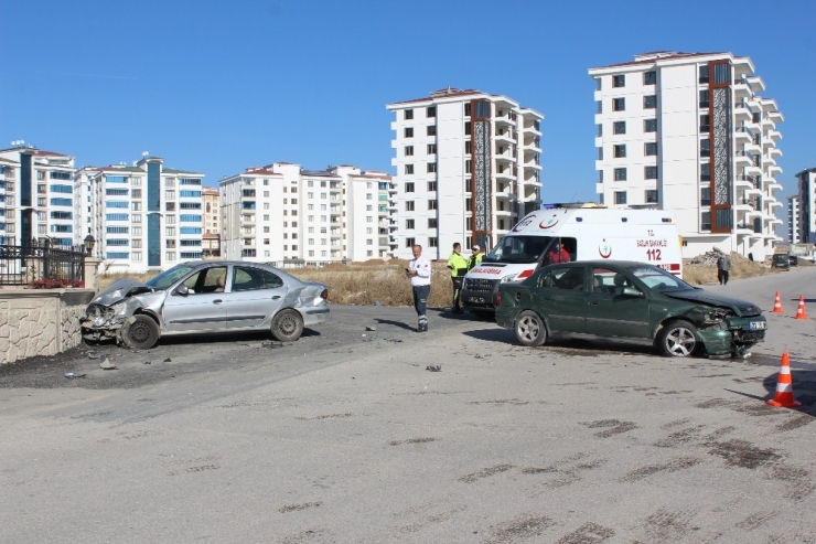 Elazığ’da İki Otomobil Çapıştı: 12 Yaralı