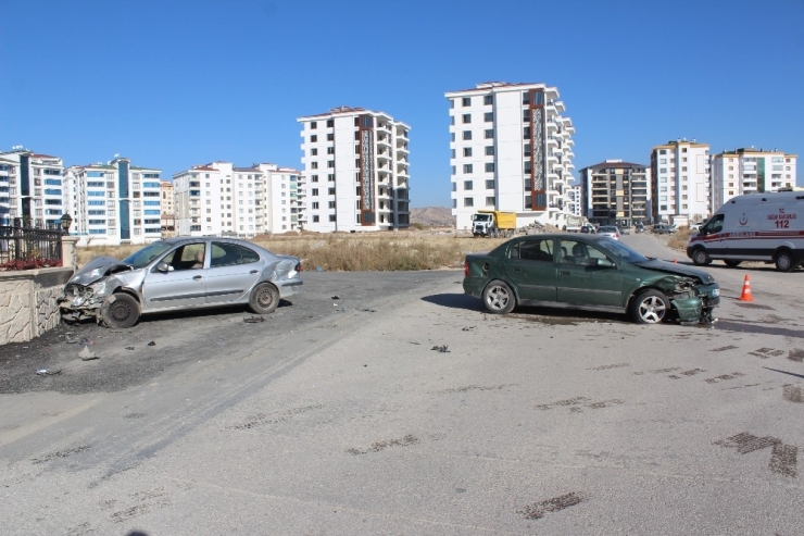 Elazığ’da İki Otomobil Çapıştı: 12 Yaralı