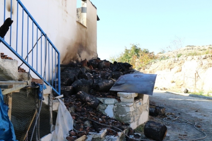 Gece Alevlerin Sardığı 3 Ev Harabeye Döndü