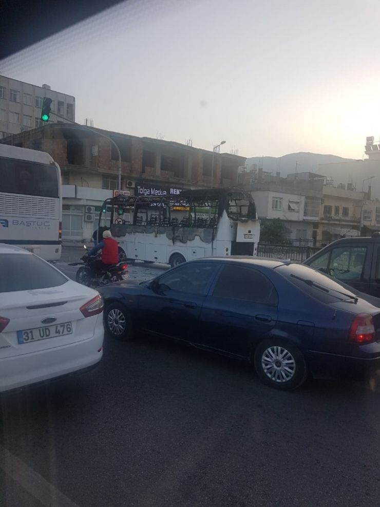 Hatay’da Servis Aracı Alevlere Teslim Oldu