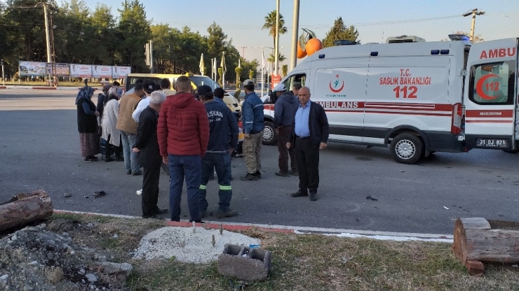 Otomobil İle Elektrikli Bisiklet Çarpıştı: 2 Yaralı